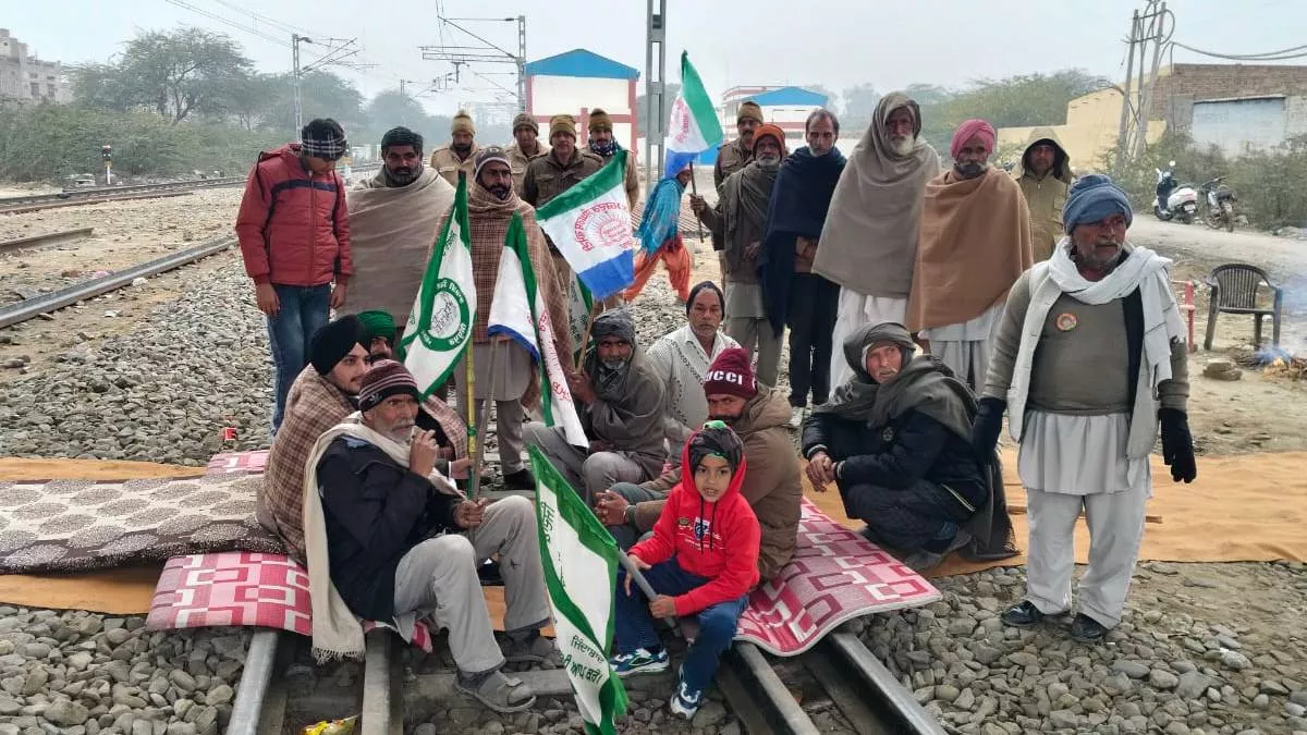 Punjab Bandh LIVE News: फाजिल्का के रेलवे स्टेशन पर ट्रैक पर बैठे किसान