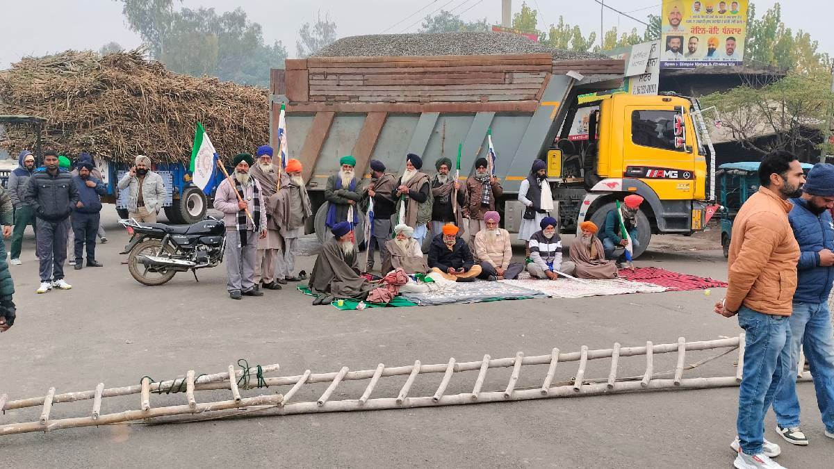 Punjab Bandh LIVE News: बटाला में सड़क पर धरना दे रहे हैं किसान