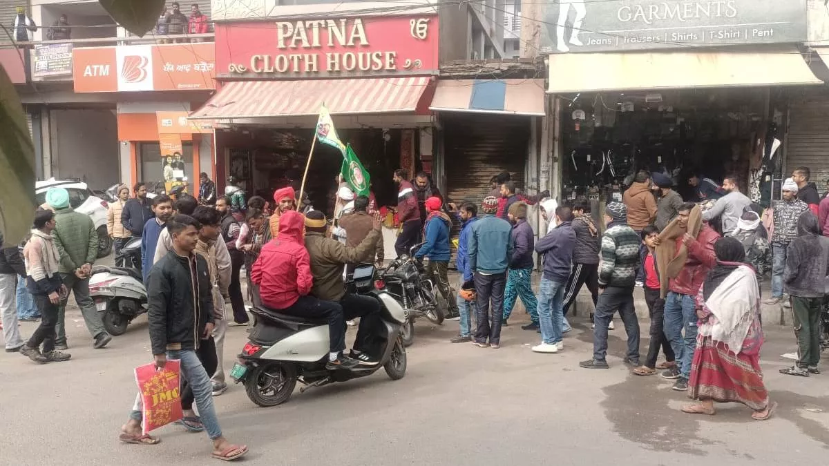 Punjab Bandh LIVE News: लुधियाना में जबरदस्ती दुकानें बंद करवाते किसान