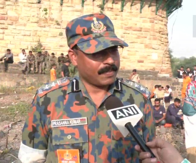 झूला गिरने से लोगों के दबे होने की आशंका- NDRF कमांडेंट 