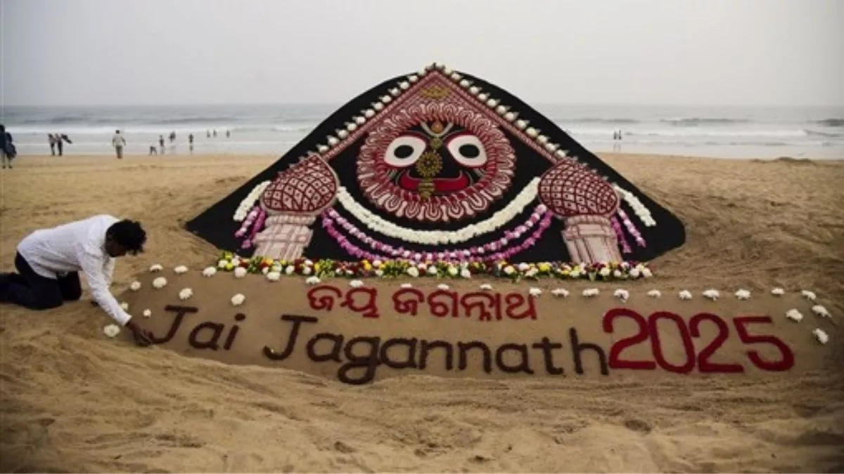 समुद्र तट पर रेत से कलाकृति बनाई गई