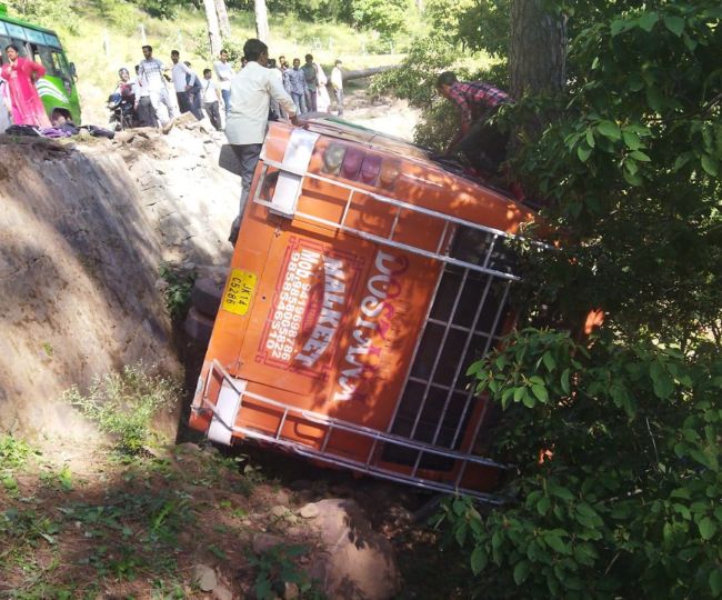 उधमपुर में यात्री बस दुर्घटनाग्रस्त