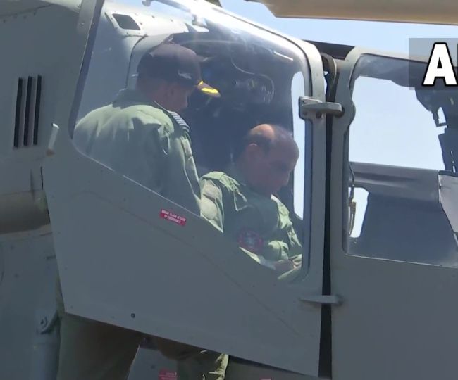 रक्षा मंत्री राजनाथ सिंह ने स्वदेशी हेलीकाप्टर प्रचंड में भरी उड़ान