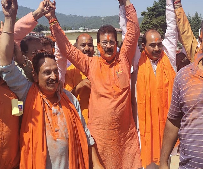  भाजपा में जश्न शुरू, उड़ाए जा रहे रंग गुलाल