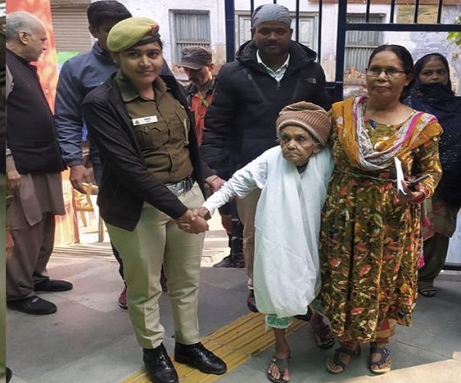 Delhi MCD Chunav 2022: बाड़ा हिंदूराव में 106 वर्ष की बुजुर्ग महिला ने किया मतदान
