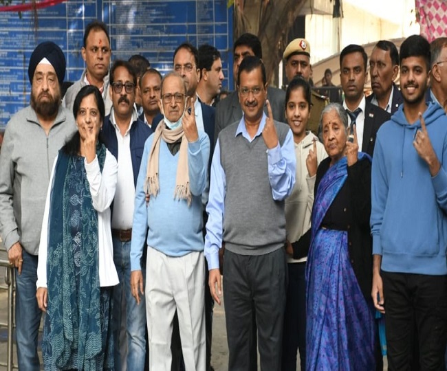 Delhi MCD Election: सीएम केजरीवाल ने परिवार के साथ किया मतदान