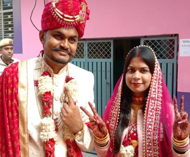 शादी के मंडप से सीधे मतदान केंद्र पहुंचे दूल्हा-दुल्हन 