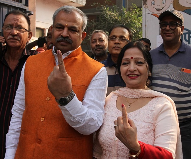 भाजपा नेता आदेश गुप्ता ने पत्नी संग डाला वोट 
