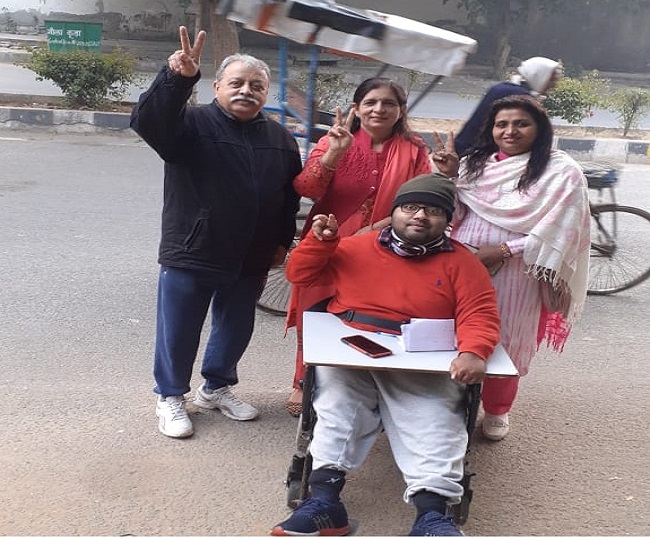 मतदान केंद्रों पर पहुंचने लगे वोटर्स