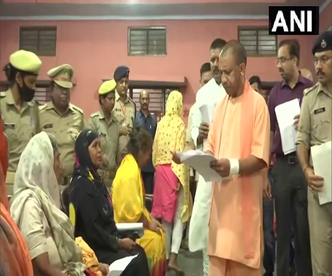 सीएम योगी ने लगाया जनता दरबार