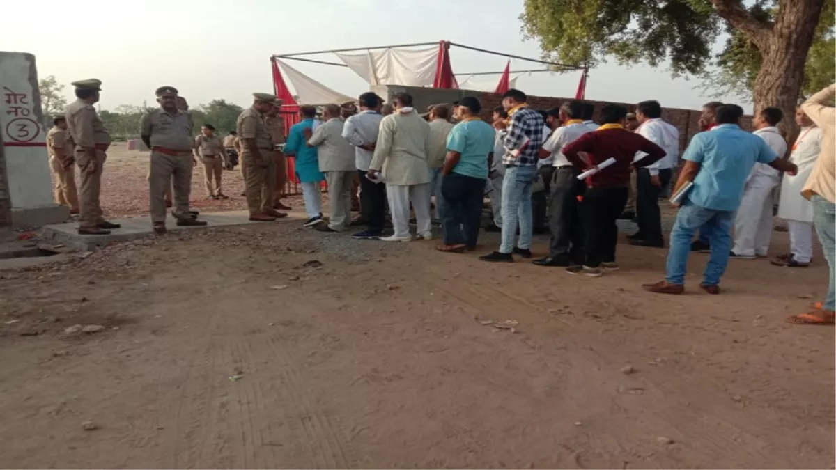 UP Lok sabha Chunav result live update: मतगणना स्थल पहुंच रहे हैं कर्मी