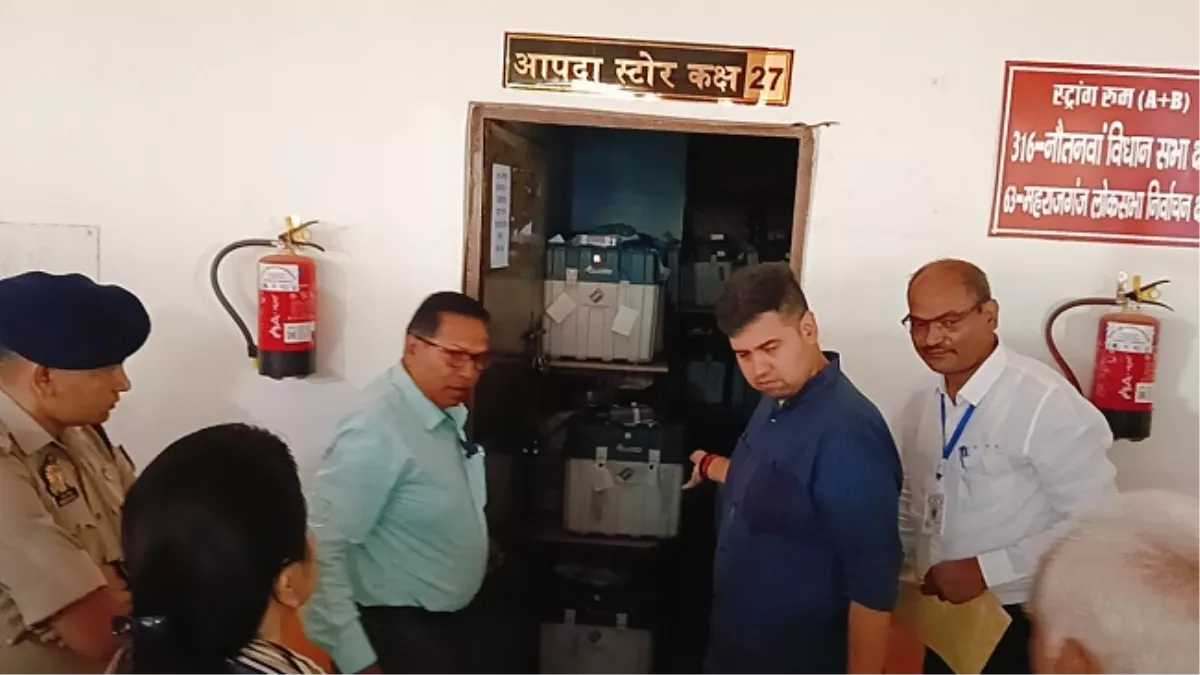 UP Lok Sabha Chunav Result: स्ट्रांग रूम से निकली जा रही ईवीएम