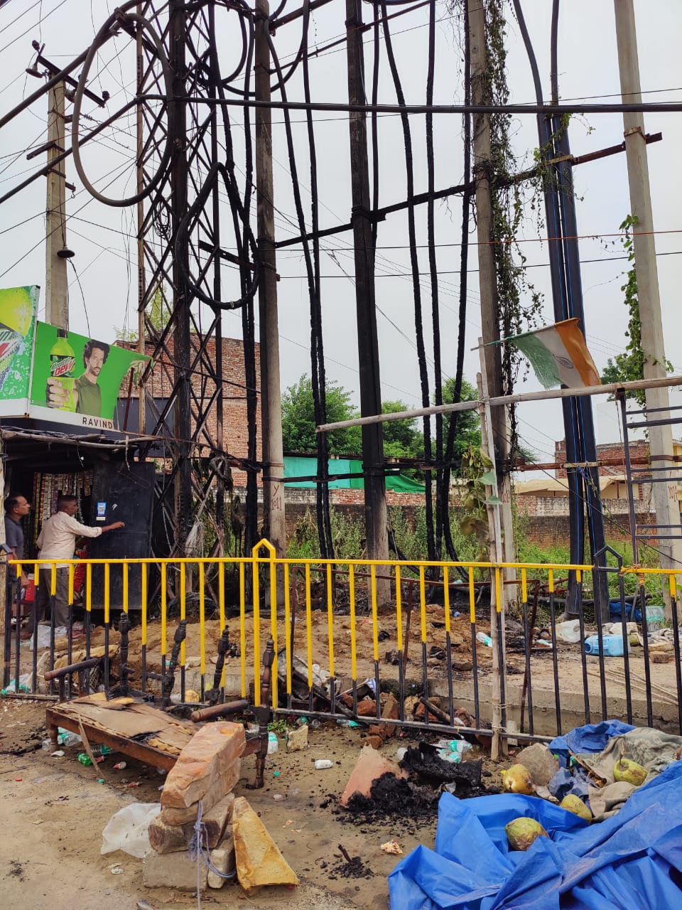 Gurugram में उपद्रवियों ने एक दुकान में लगाई आग, बिजली के फीडर जले
