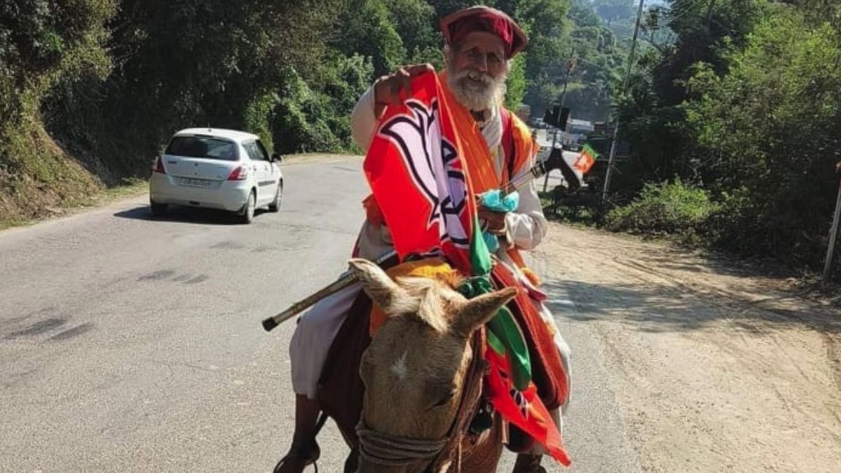 घोड़े पर सवार होकर रैली में पहुंचा भाजपा कार्यकर्ता 