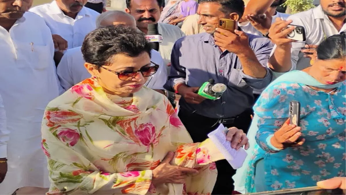 Haryana voting Live: कांग्रेस सांसद कुमारी सैलजा ने किया मतदान