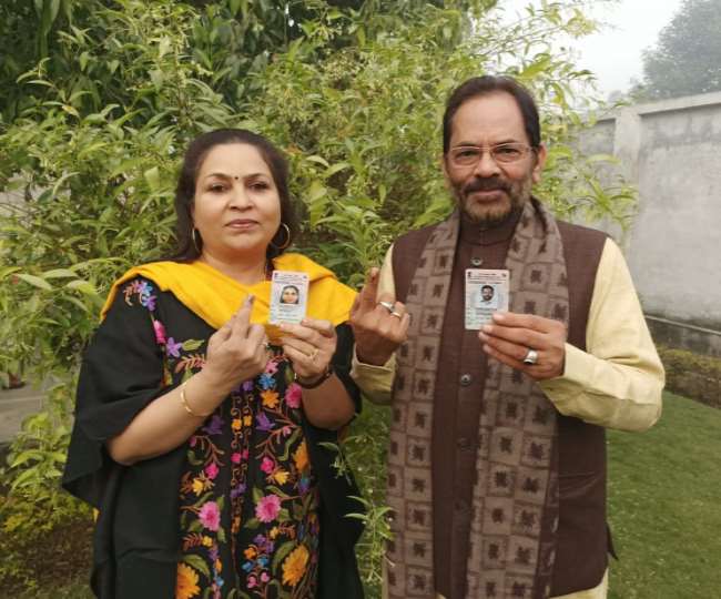 Rampur में पूर्व केंद्रीय मंत्री मुख्तार अब्बास नकवी और पत्नी सीमा नक्वी ने किया मतदान