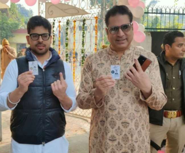 Rampur: पूर्व मंत्री नवाब काजिम अली खां उर्फ नवेद मियां और उनके बेटे हमजा मियां ने किया मतदान