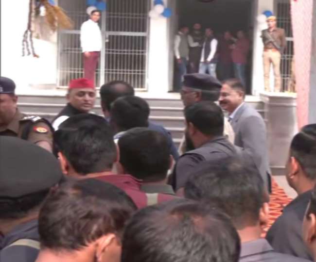 Mainpuri: अखिलेश यादव वोट डालने सैफई पहुंचे