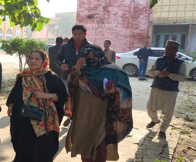 आजम खां की पत्नी व पूर्व राज्यसभा सदस्य तंजीम फात्मा मतादन करने पहुंची