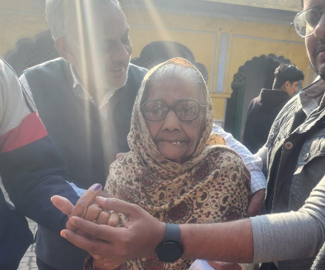 102 वर्षीय किरण बाला जैन क‍िया मतदान 