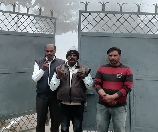 रामपुर में कोहरे के बीच मतदान करने पहुंच रहे मतदाता 