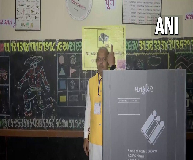 Gujarat Elections 2022 के दूसरे चरण में वडोदरा के मेयर ने डाला वोट