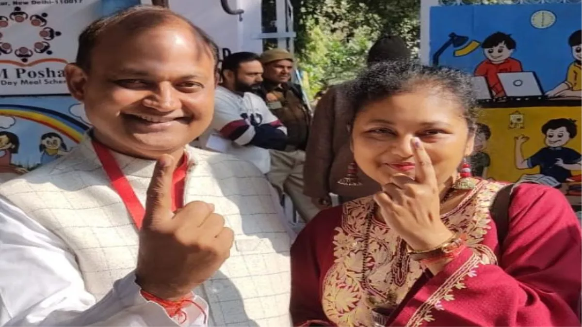 LIVE Delhi Assembly Election 2025: आप प्रत्याशी सोमनाथ भारती ने पत्नी के साथ किया मतदान