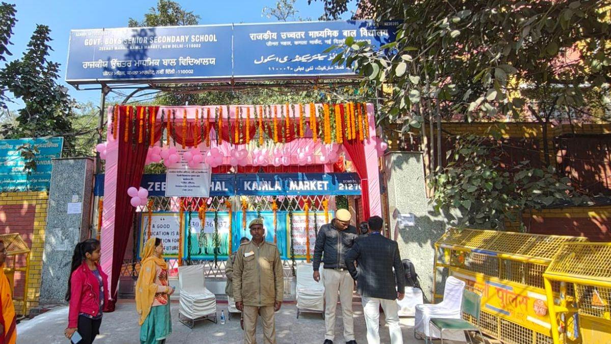 Delhi chunav 2025 voting LIVE: पिंक बूथ की विशेष तौर पर सजावट की गई