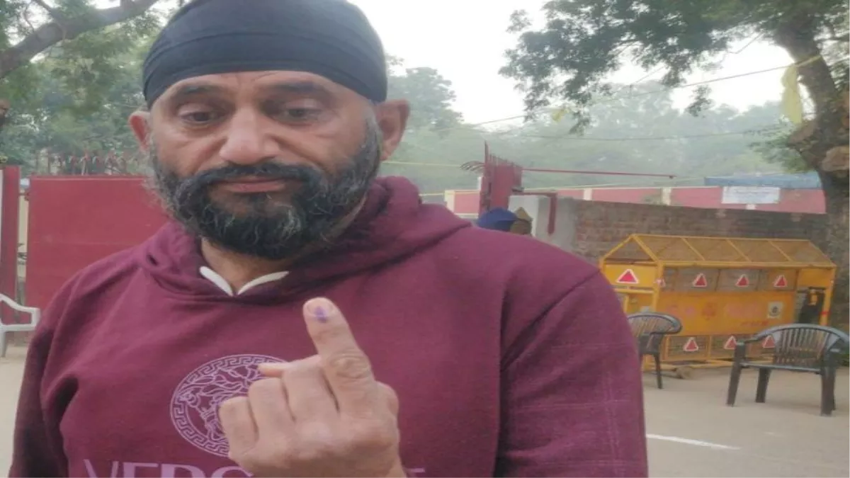 Delhi vidhan sabha chunav LIVE Voting: सुरेंद्र सिंह ने पानी की समस्या के लिए किया वोट