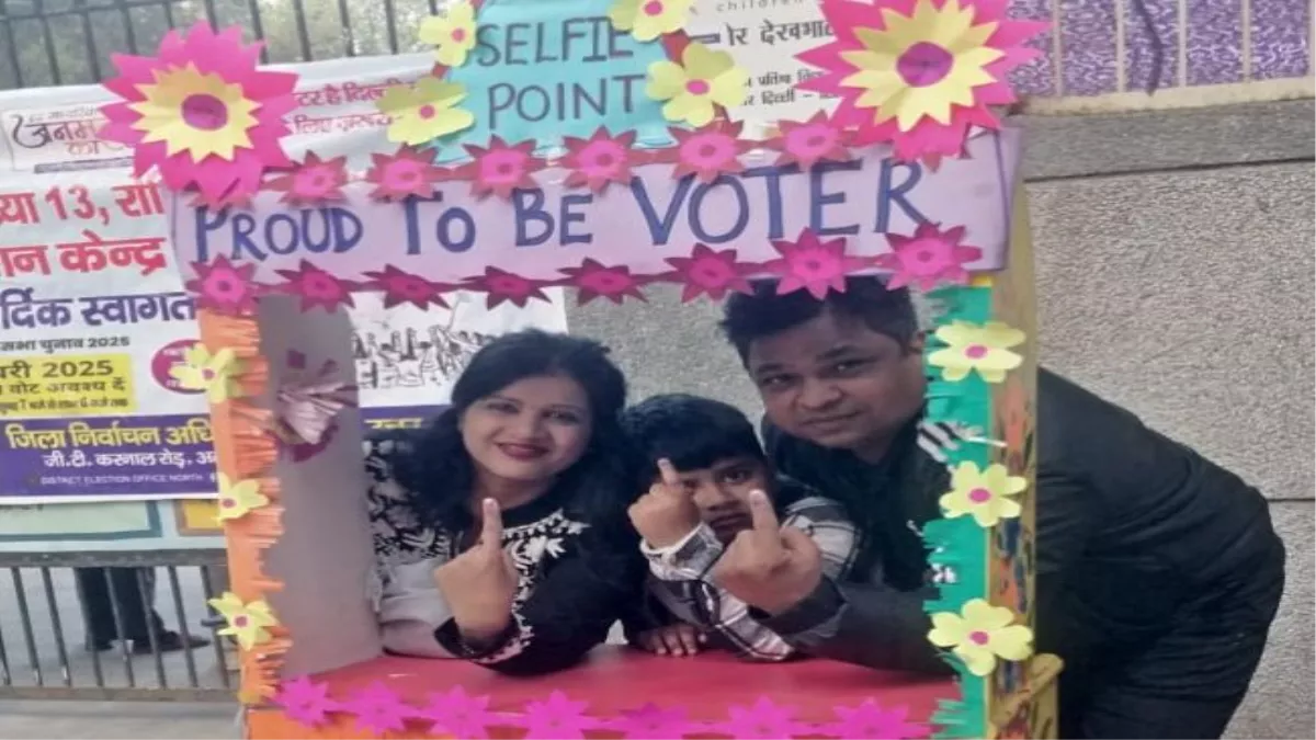 LIVE Delhi Assembly election 2025: मतदान केंद्रों पर बने सेल्फी प्वाइंट