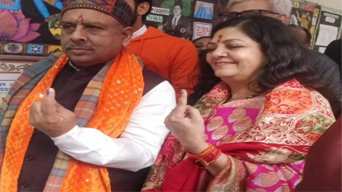 Delhi chunav 2025 voting LIVE: भाजपा प्रत्याशी विजेंद्र गुप्ता ने पत्नी संग डाला वोट