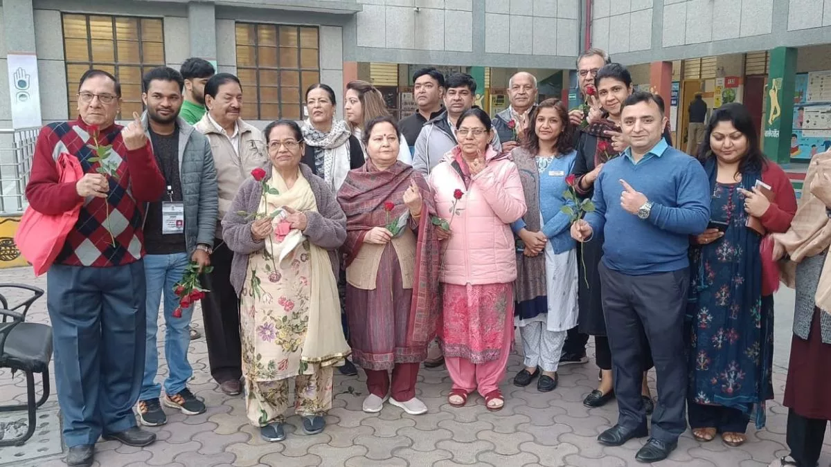 Delhi Chunav Voting: SDM इति अग्रवाल ने वोटर्स को गुलाब देकर किया स्वागत