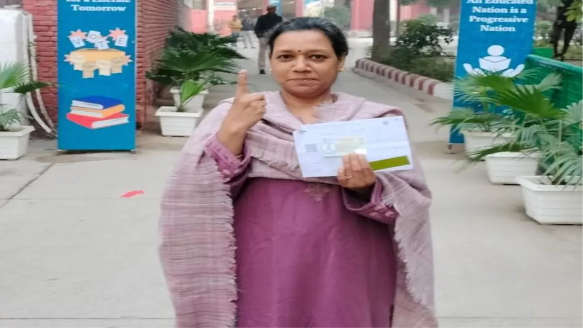 Delhi Election 2025 Live: मुख्य कार्यकारी अधिकारी आर एलिस वाज ने डाला वोट