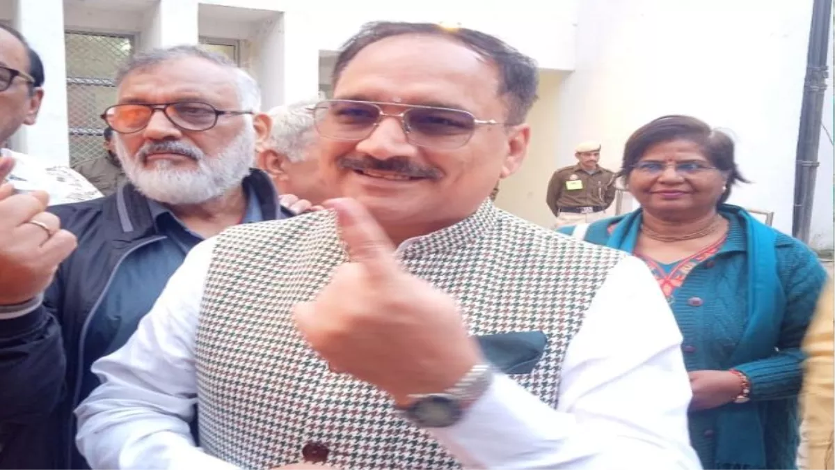 Delhi vidhan sabha chunav LIVE Voting: भाजपा दिल्ली प्रदेश अध्यक्ष वीरेंद्र सचदेवा ने डाला वोट