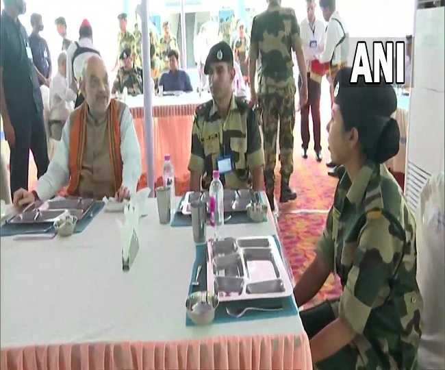 Amit Shah had lunch with BSF jawans: अमित शाह ने बीएसएफ जवानों साथ किया लंच