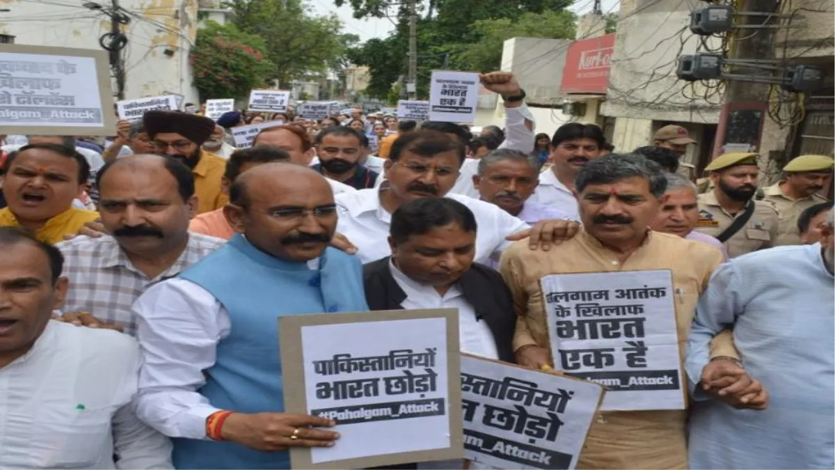 पाक नागरिकों को बाहर निकालने के लिए BJP ने निकली रैली