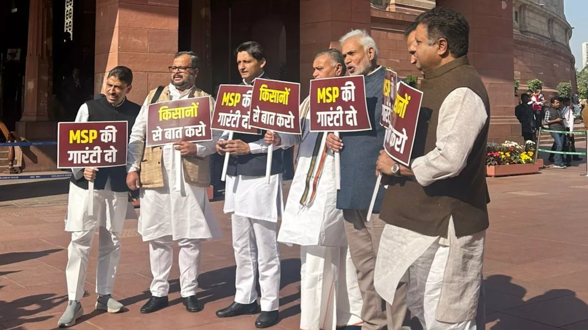 Farmers Protest Live News: हरियाणा कांग्रेस सांसद के हाथ में तख्ती