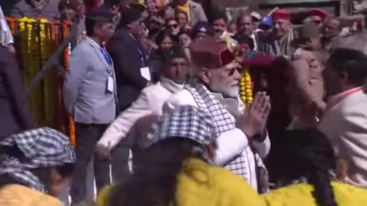 PM Modi Uttarakhand Visit: स्थानीय ग्रामीणों का किया अभिवादन