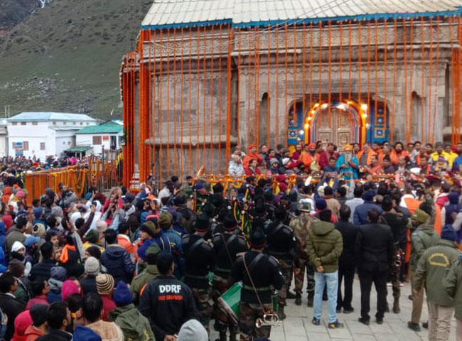 दस क्विंटल फूलों के साथ भव्य सजावट