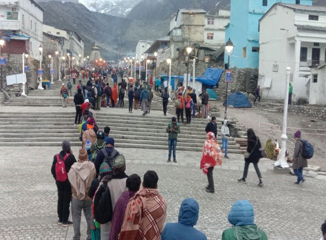सुबह छह बजे से धाम के कपाट खोलने की प्रक्रिया हुई शुरू