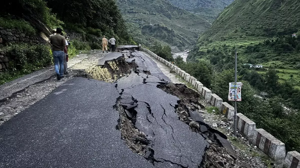 Uttarkashi Cloudburst: गंगोत्री हाईवे का भटवाड़ी के पास डेढ़ सौ मीटर हिस्सा ध्वस्त