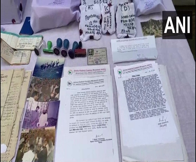 Raids at houses of two people in Jammu: जम्मू में दो लोगों के घर जेएआइ से संबंध दस्तावेज मिले