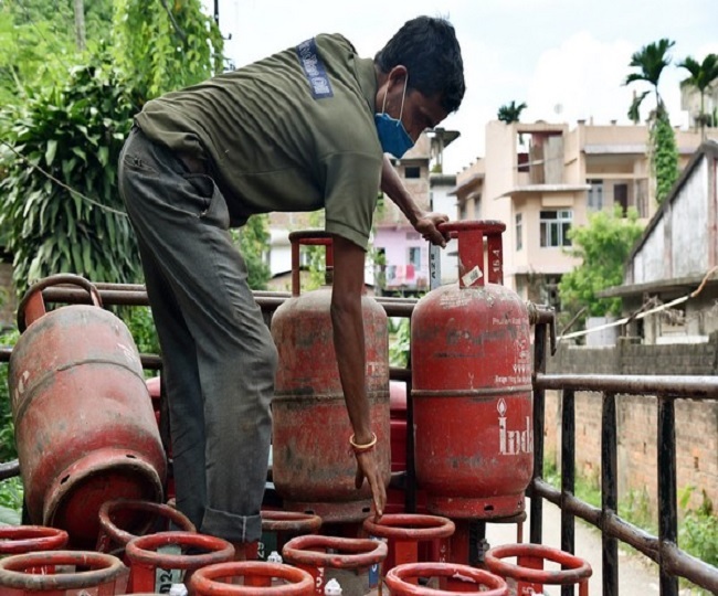 LPG cylinder price increased: घरेलू रसोई गैस सिलेंडर की कीमत 50 रुपये बढ़ी