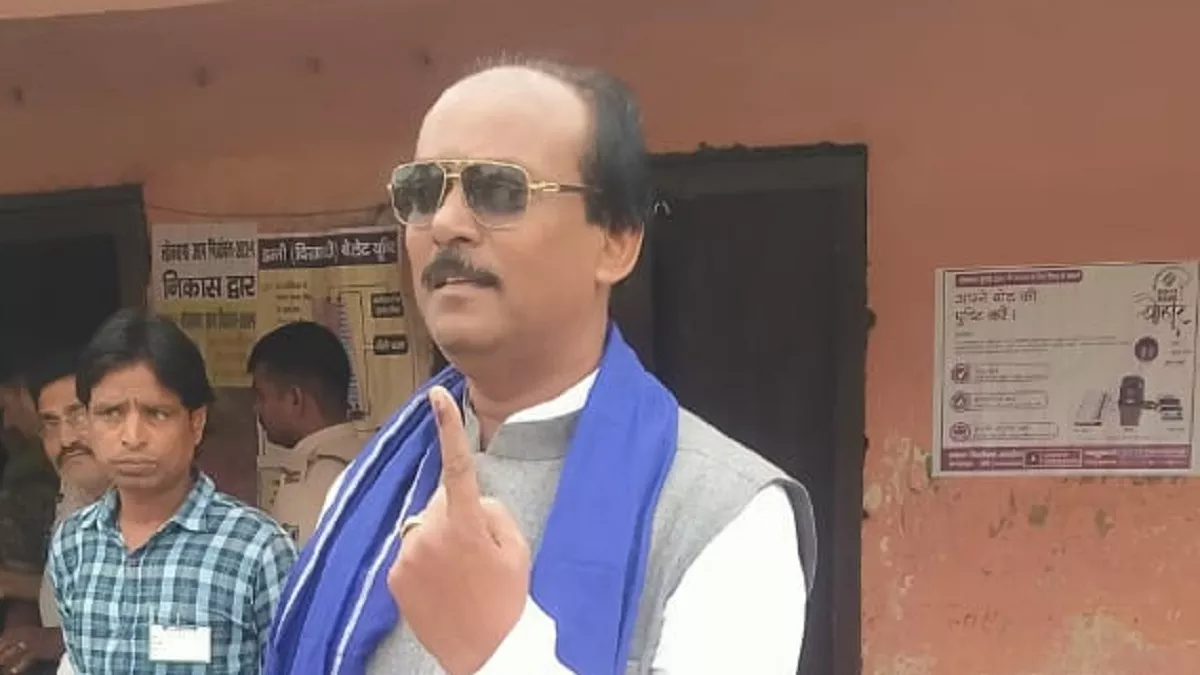 झंझारपुर : BSP प्रत्याशी गुलाब यादव ने किया मतदान