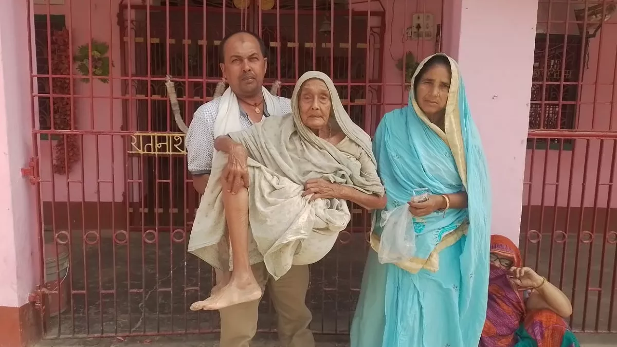 झंझारपुर : गोद में उठाकर मां को बूथ तक ले गया बेटा