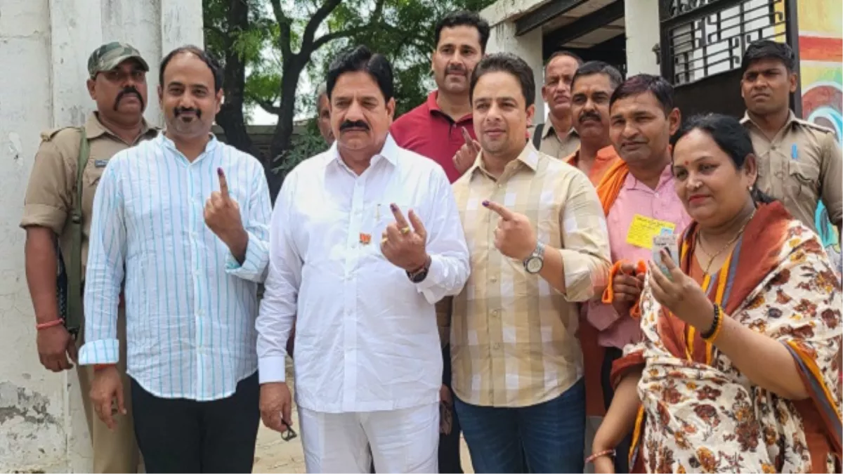 परिवार समेत मतदान करते छर्रा विधायक रवेन्द्र पाल सिंह