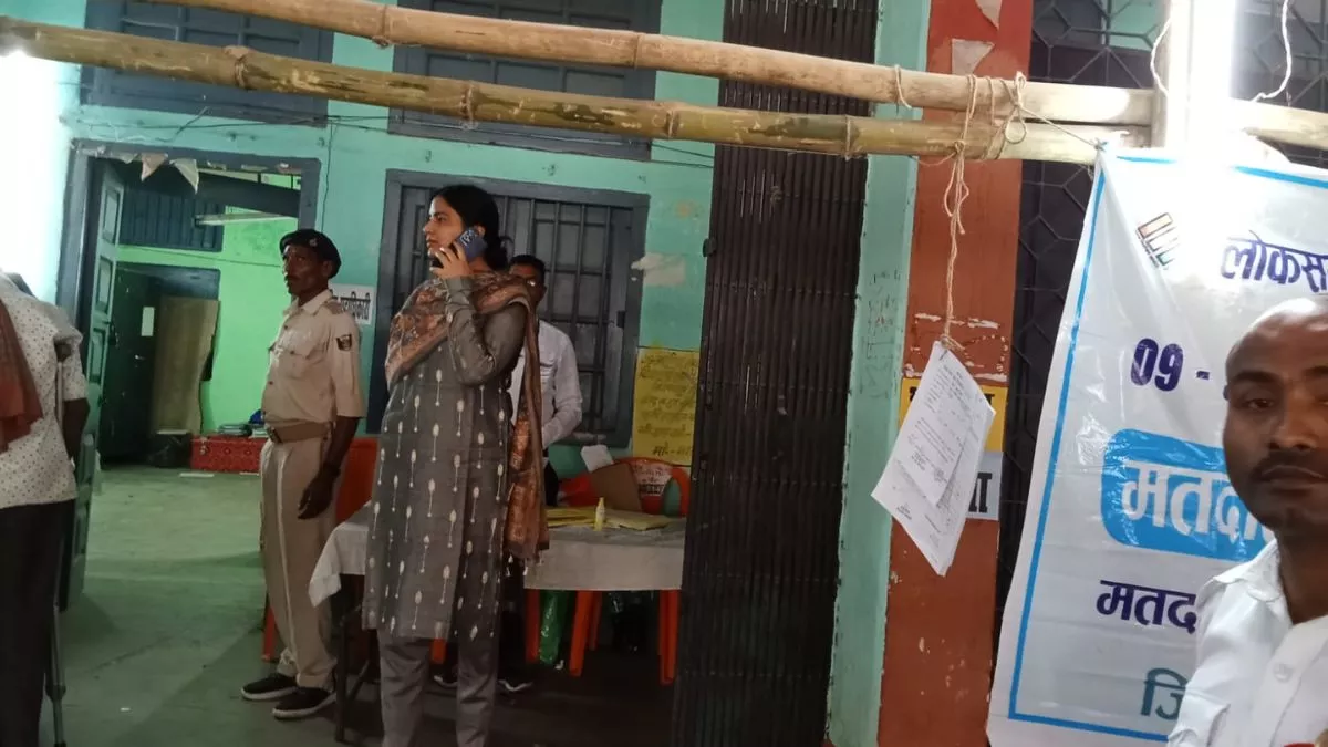 Bihar News Lok Sabha Election Live : अररिया में डीएम ने बूथ का लिया जायजा