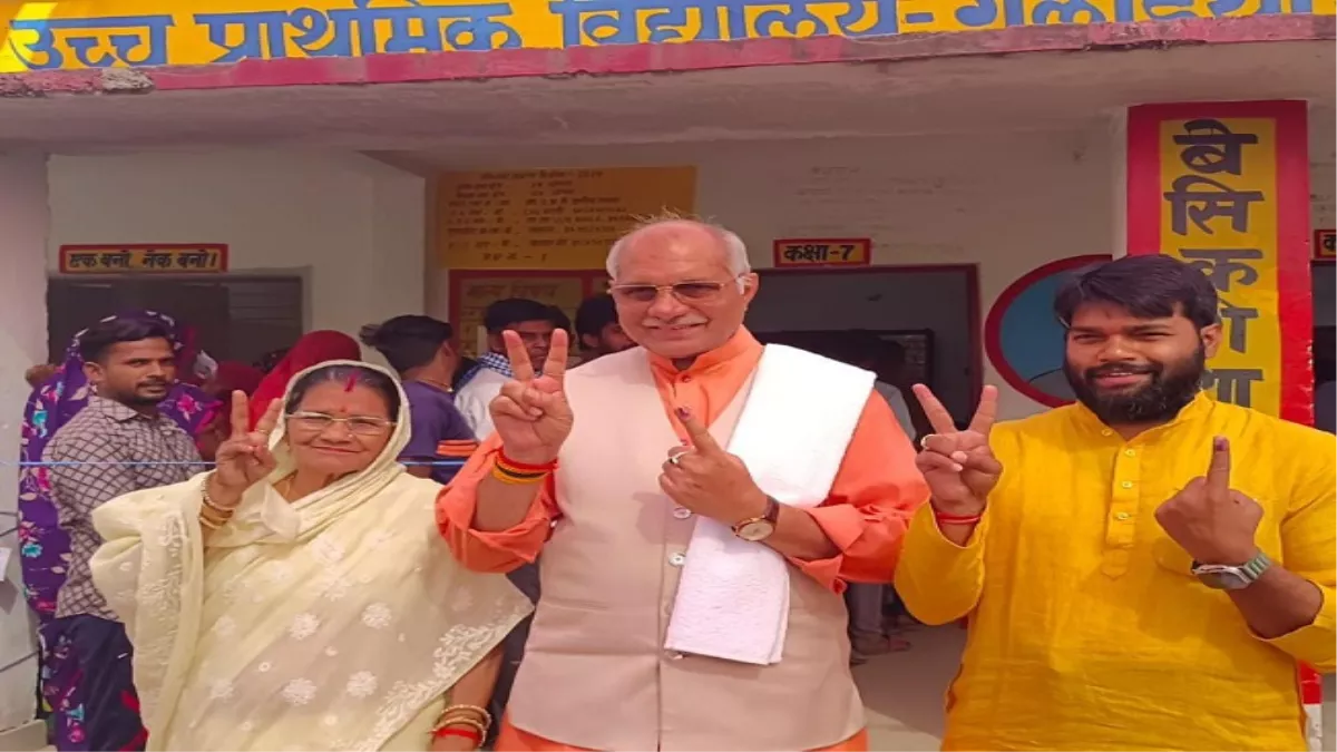 पशुधन मंत्री धर्मपाल सिंह ने पत्नी संग डाला वोट