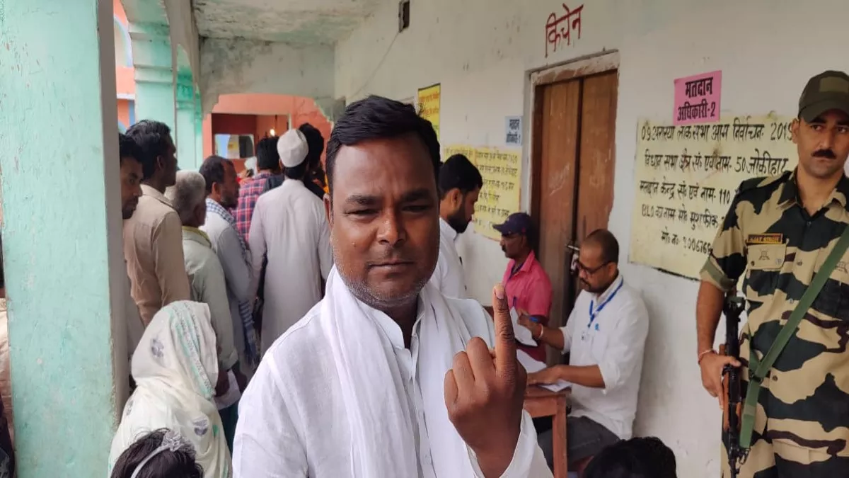 Bihar Phase 3 Voting Live : अररिया में राजद प्रत्याशी ने किया मतदान