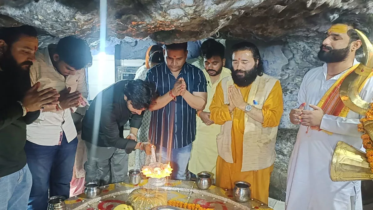 Operation Sindoor Live: टपकेश्वर महादेव देहरादून में भोलेनाथ का दुग्धाभिषेक